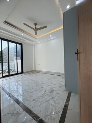 Room in 3 BHK Apartment at Chattarpur – for Rent