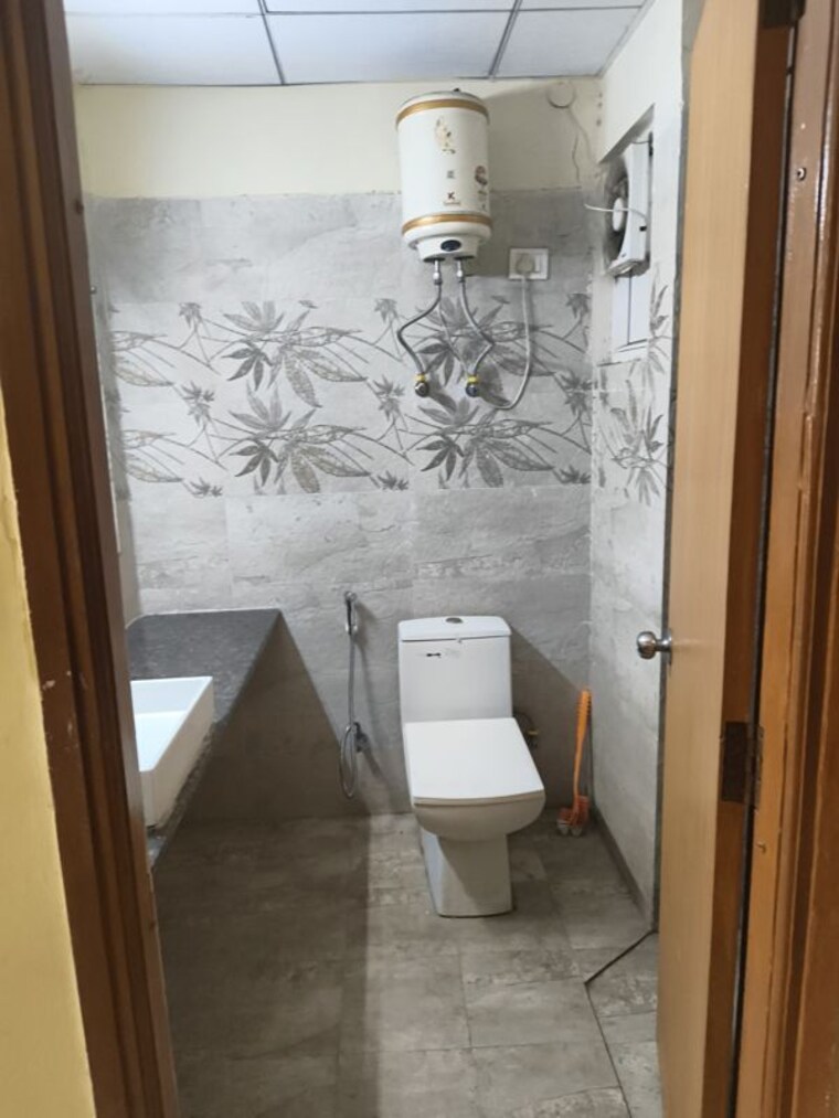 Bathroom, paramount-oak 1 RK 435 Sq.Ft. Apartment In Zeta I Greater Noida Greater Noida 10769330