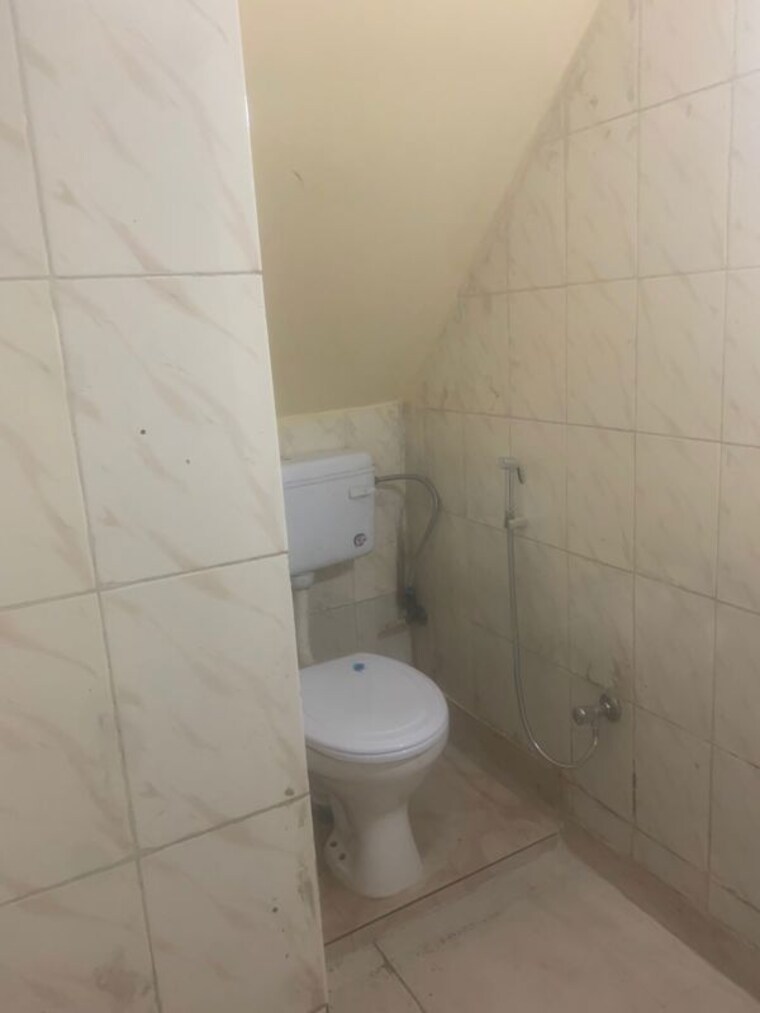 Bathroom, sarita vihar 1 Bedroom 450 Sq.Ft. Independent House In Sarita Vihar Delhi 10769369