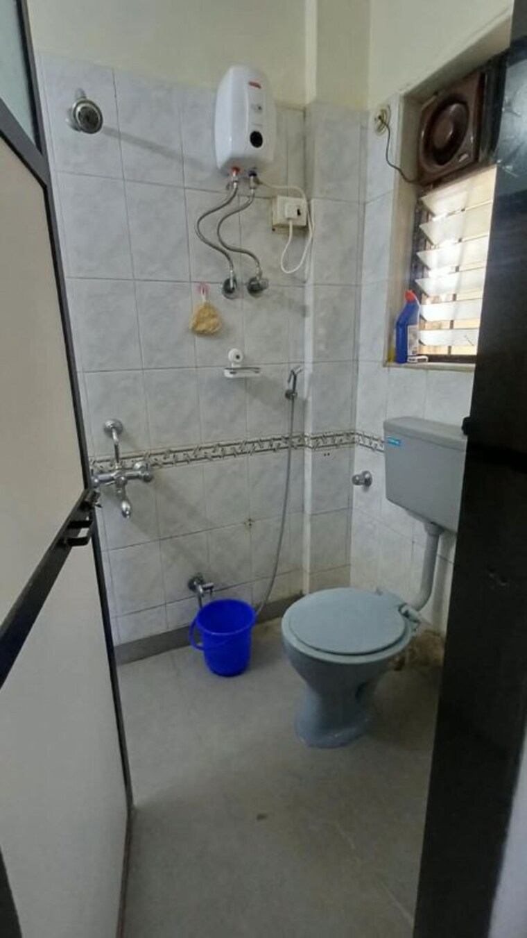 Bathroom, dhiraj-building 2 Bedroom 710 Sq.Ft. Apartment In Andheri East Mumbai 10769395