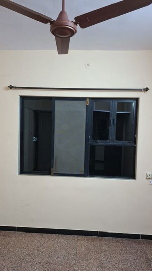 Room in 2 BHK Apartment at Dhiraj Building, Andheri East – for Rent