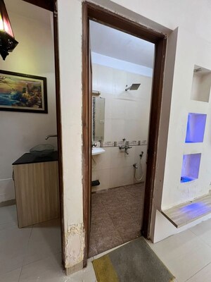 Room in 3 BHK Apartment at Suyog Darshan Apartment, Andheri West – for Rent
