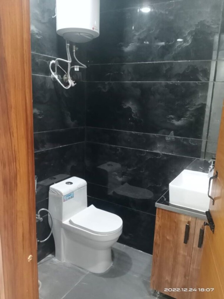 Bathroom, vasant kunj 3 Bedroom 220 Sq.Yd. Builder Floor In Vasant Kunj Delhi 10769510