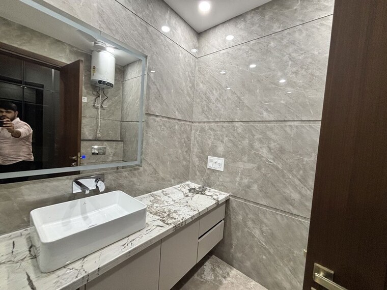 Washroom, shanti kunj 4 Bedroom 400 Sq.Yd. Builder Floor In Shanti Kunj Delhi 10751429