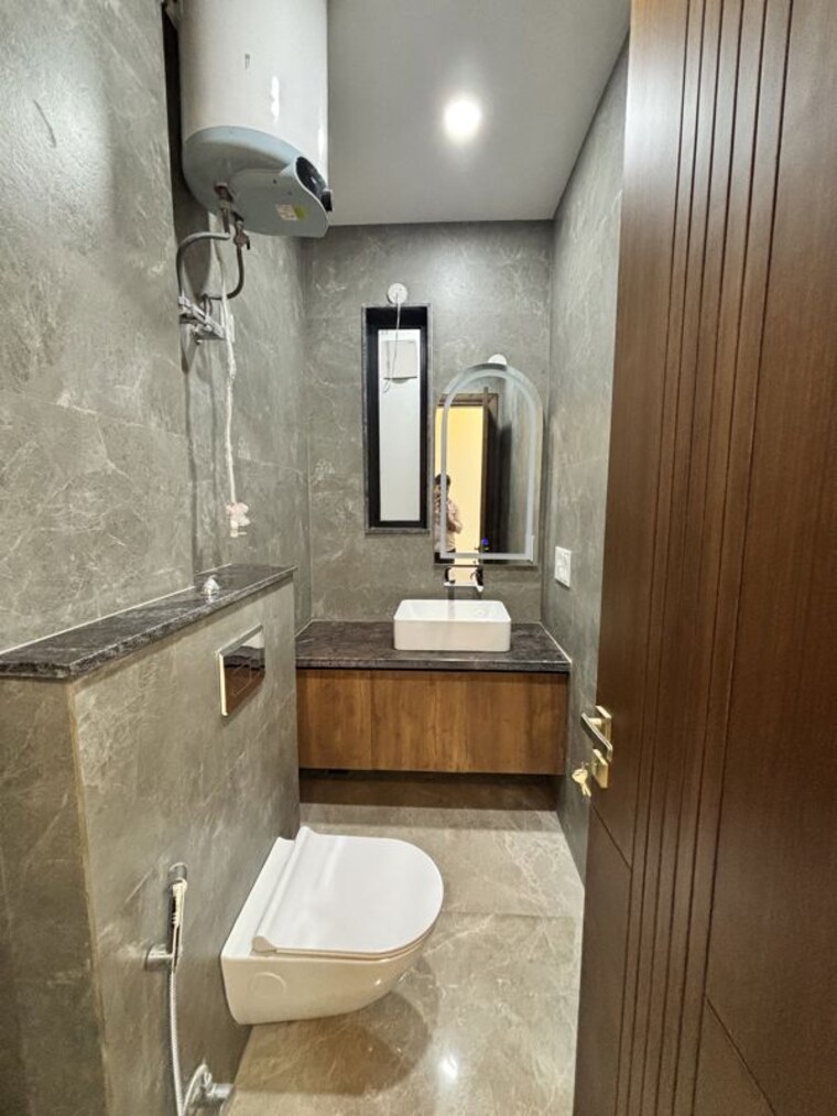 Washroom, shanti kunj 4 Bedroom 400 Sq.Yd. Builder Floor In Shanti Kunj Delhi 10751429