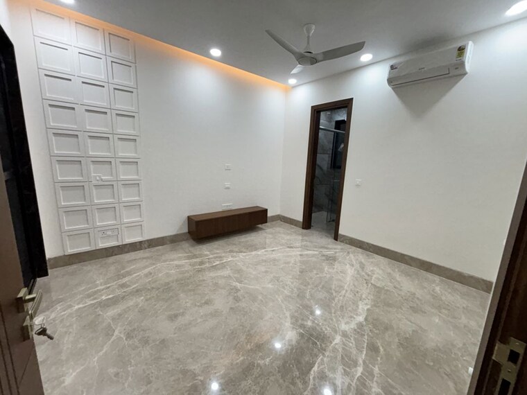 Room, shanti kunj 4 Bedroom 400 Sq.Yd. Builder Floor In Shanti Kunj Delhi 10751429