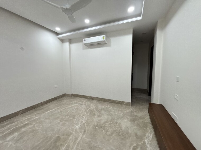 Room, shanti kunj 4 Bedroom 400 Sq.Yd. Builder Floor In Shanti Kunj Delhi 10751429