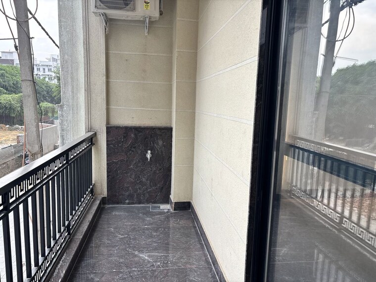Balcony, shanti kunj 4 Bedroom 400 Sq.Yd. Builder Floor In Shanti Kunj Delhi 10751429