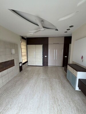 Room in 3 BHK Apartment at Oberoi Realty Sky Heights, Andheri West – for Rent