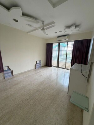 Room in 3 BHK Apartment at Oberoi Realty Sky Heights, Andheri West – for Rent