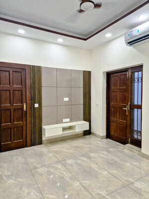 Room in 5 BHK Villa at Safdarjung Development Area – for Rent