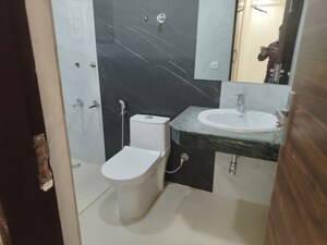 Team Area in 3 BHK Builder Floor at Unitech Arcadia, South City 2 – for Sale