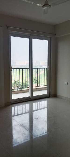 Room in 3 BHK Apartment at Tata Eureka Park, Sector 150 – for Rent