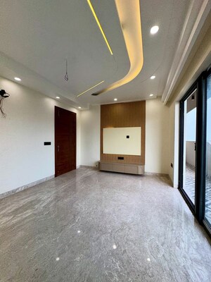Room in 4 BHK Apartment at Parsvnath La Tropicana, Civil Lines – for Rent