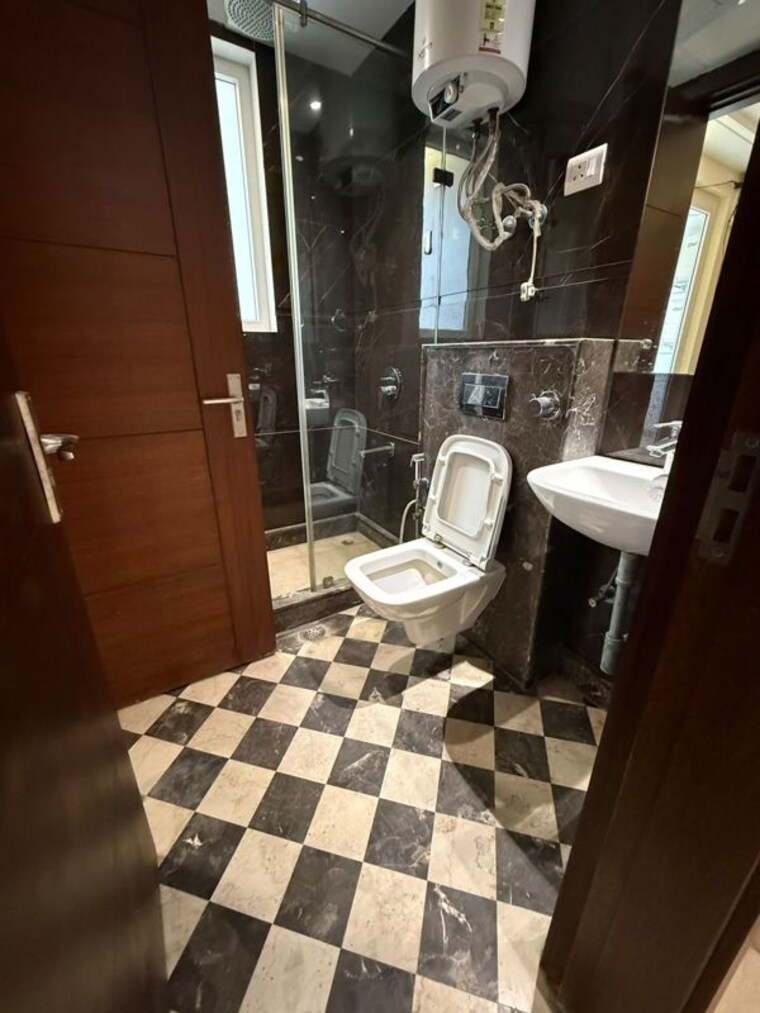 Attached Bathroom, chanakyapuri 6 Bedroom 350 Sq.Yd. Villa In Chanakyapuri Delhi 10768378