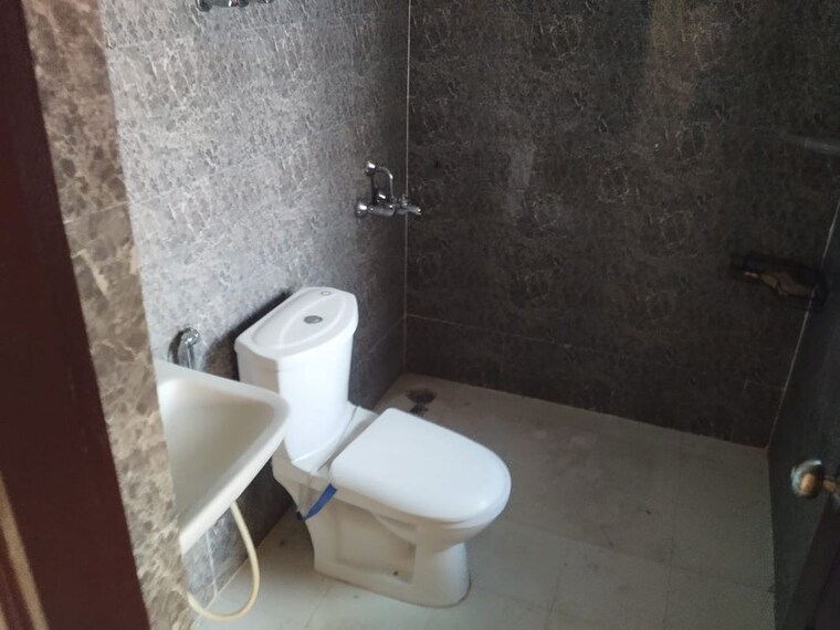 Bathroom, vvip-homes 3 Bedroom 1490 Sq.Ft. Apartment In Gaur City 2 Greater Noida 10770044