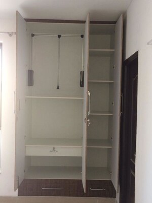 Furnished Amenities in 3.5 BHK Apartment at Unitech Uniworld Gardens, Sector 47 – for Rent