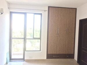 Room in 3.5 BHK Apartment at Unitech Uniworld Gardens, Sector 47 – for Rent