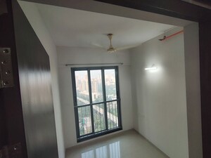 Room in 1.5 BHK Apartment at Kalpataru Elitus, Mulund West – for Rent