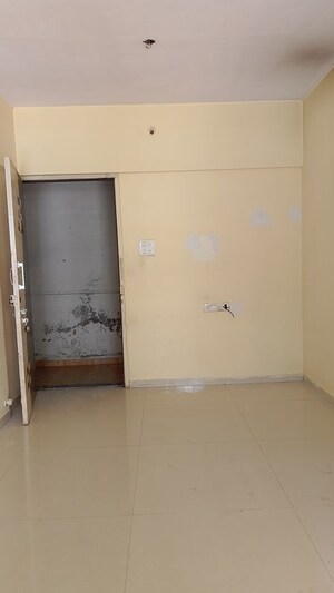 Room in 1 BHK Apartment at Navkar Building, Nalasopara West – for Rent