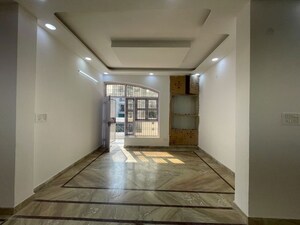 Room in 3 BHK Builder Floor at Green Fields Colony – for Rent