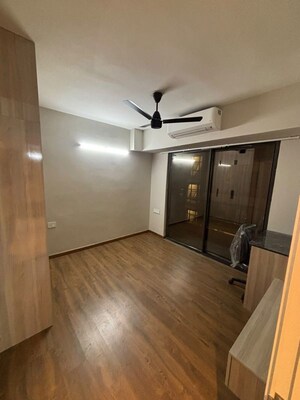 Room in 3 BHK Apartment at Signature Global City 63A, Sector 63a – for Rent
