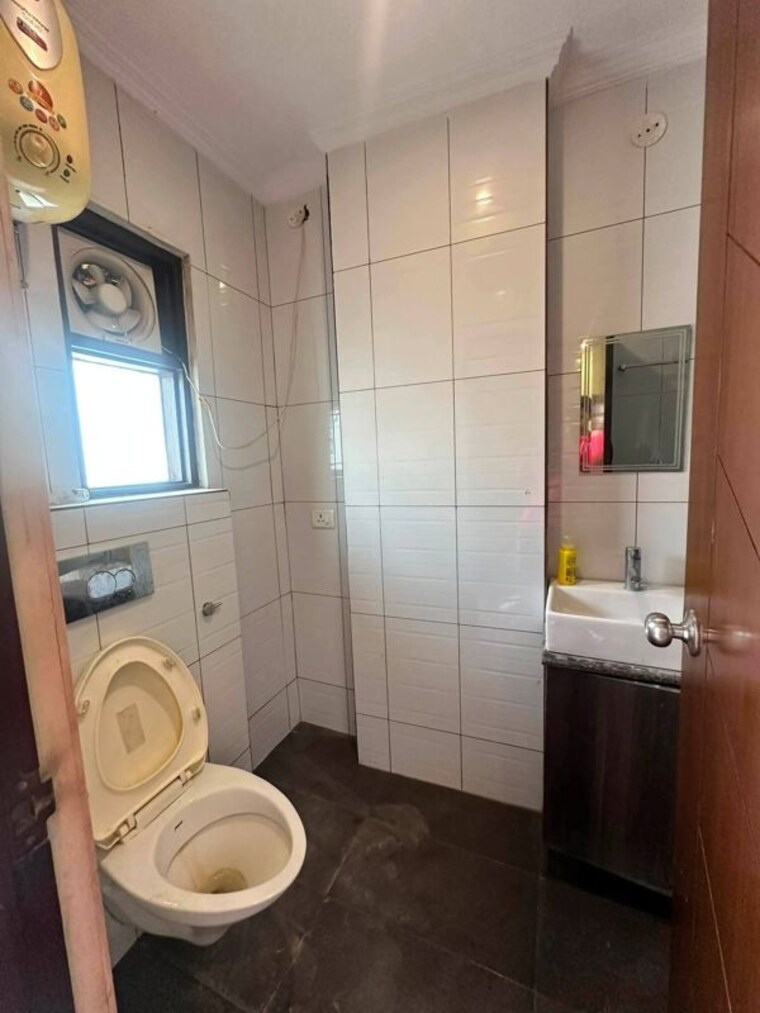 Bathroom, sushant lok i 3 Bedroom 1900 Sq.Ft. Builder Floor In Sushant Lok I Gurgaon 10770677