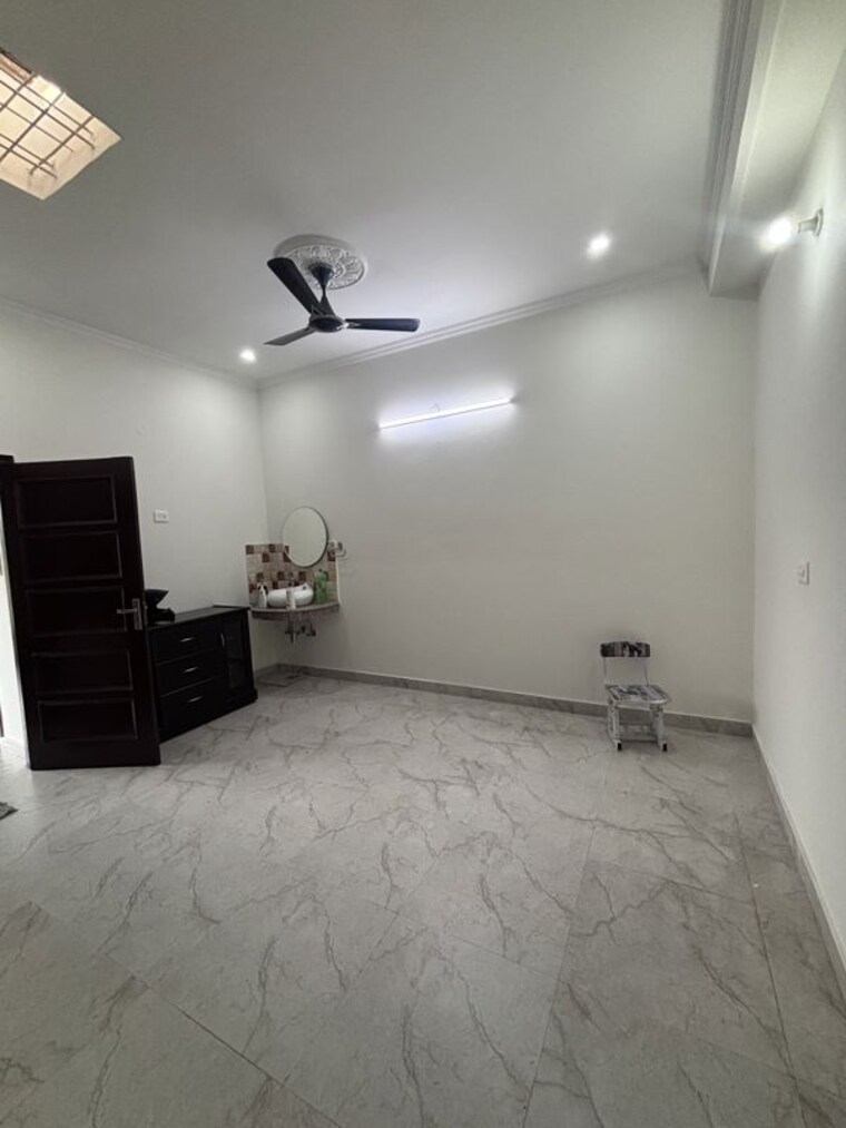 Bathroom, sector 44 3 Bedroom 200 Sq.Yd. Builder Floor In Sector 44 Chandigarh 10770737