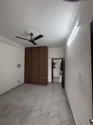 Room in 3 BHK Builder Floor at Sector 44 – for Rent