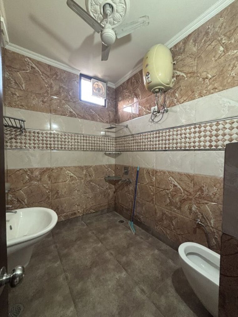 Bathroom, sector 44 3 Bedroom 200 Sq.Yd. Builder Floor In Sector 44 Chandigarh 10770737