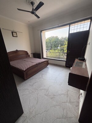 Team Area in 3 BHK Builder Floor at Sector 44 – for Rent