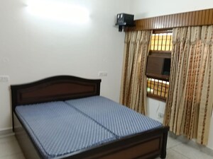 Bedroom in 3 BHK Builder Floor at Sector 40 – for Rent