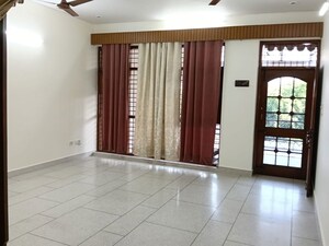 Building Lobby in 3 BHK Builder Floor at Sector 40 – for Rent