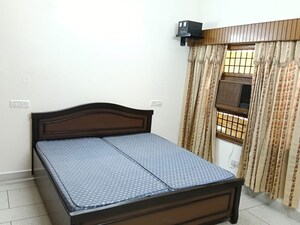 Bedroom in 3 BHK Builder Floor at Sector 40 – for Rent