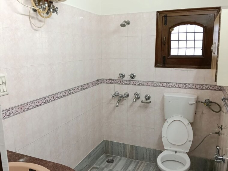 Bathroom, sector 40 3 Bedroom 350 Sq.Yd. Builder Floor In Sector 40 Chandigarh 10770753