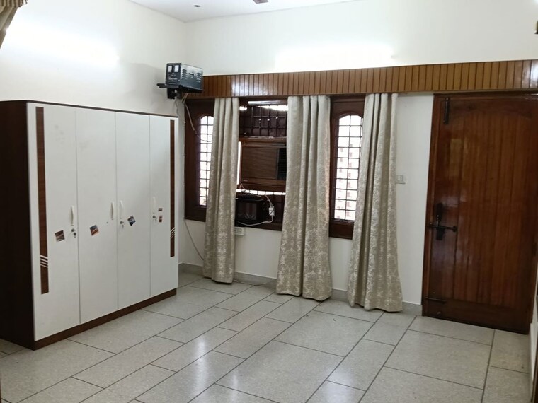 Room, sector 40 3 Bedroom 350 Sq.Yd. Builder Floor In Sector 40 Chandigarh 10770753
