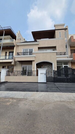 6 BHK Villa – Exterior View View at Aerocity - for Rent