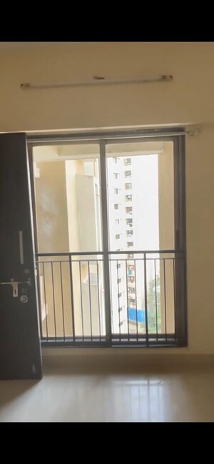 Room in 1 BHK Apartment at Lodha Casa Royale, Balkum Pada – for Sale