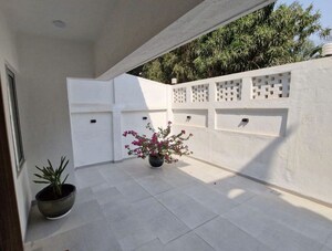 Parking in 5 BHK Villa at Lokhandwala Complex – for Sale