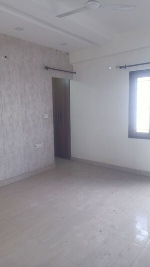 Room in 3 BHK Apartment at Capital Royal Casa, Gms Road – for Rent