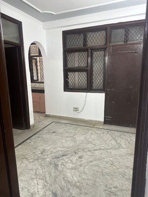 Furnished Amenities in 2 BHK Builder Floor at Jawahar Park – for Sale