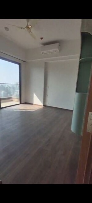Room in 4 BHK Apartment at Kalpataru Vista, Sector 128 – for Rent