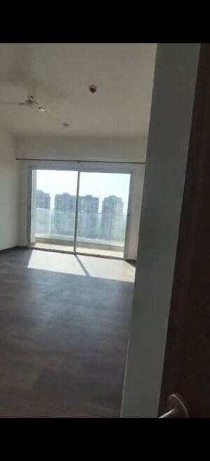 Room in 4 BHK Apartment at Kalpataru Vista, Sector 128 – for Rent