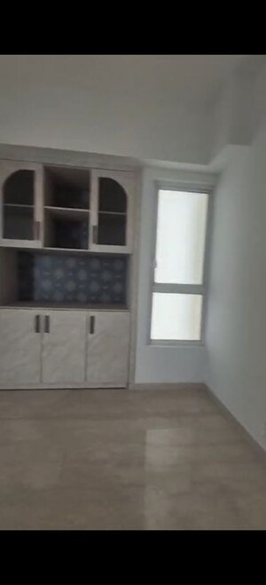 Room in 4 BHK Apartment at Kalpataru Vista, Sector 128 – for Rent