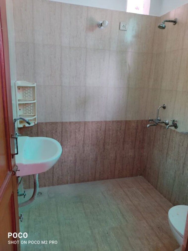 Bathroom, palam-vihar-residents-association 3 Bedroom 1200 Sq.Ft. Builder Floor In Palam Vihar Gurgaon 10771048