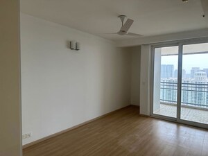 Room in 4 BHK Apartment at DLF The Belaire, Sector 54 – for Rent