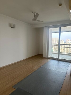 Room in 4 BHK Apartment at DLF The Belaire, Sector 54 – for Rent