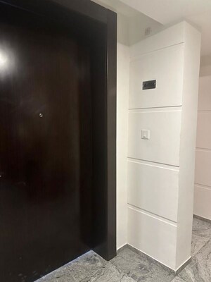 Furnished Amenities in 4 BHK Apartment at DLF The Belaire, Sector 54 – for Rent