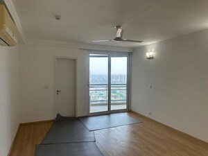 Room in 4 BHK Apartment at DLF The Belaire, Sector 54 – for Rent