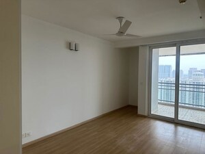 Room in 4 BHK Apartment at DLF The Belaire, Sector 54 – for Rent